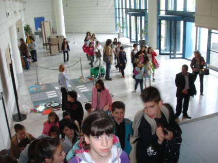 Η είσοδος των μαθητών στο Υπουργείο Υποδομών, Μεταφορών & Δικτύων.