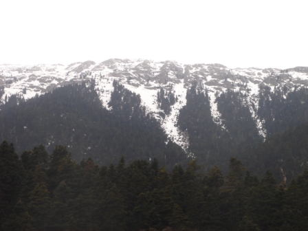 Με θέα τις χιονισμένες κορυφές της Γκιόνας.